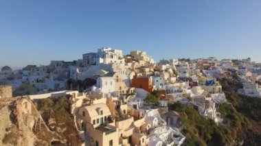 Santorini Yunanistan 4 k şehir Oia üzerinde uçan havadan görünümü