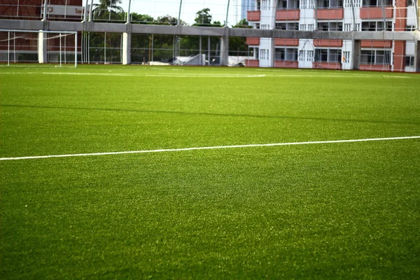 Voetbalveld en groen gras. — Stockfoto