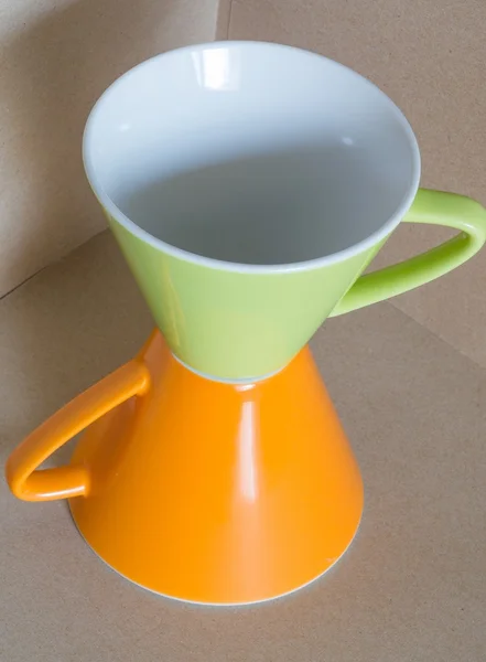 Tasse mit braunem Papphintergrund — Stockfoto