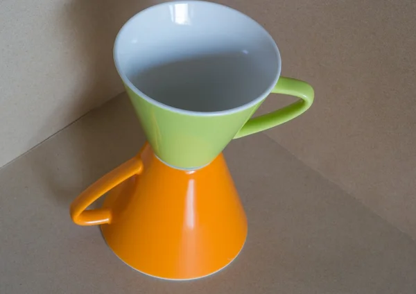 Tasse mit braunem Papphintergrund — Stockfoto