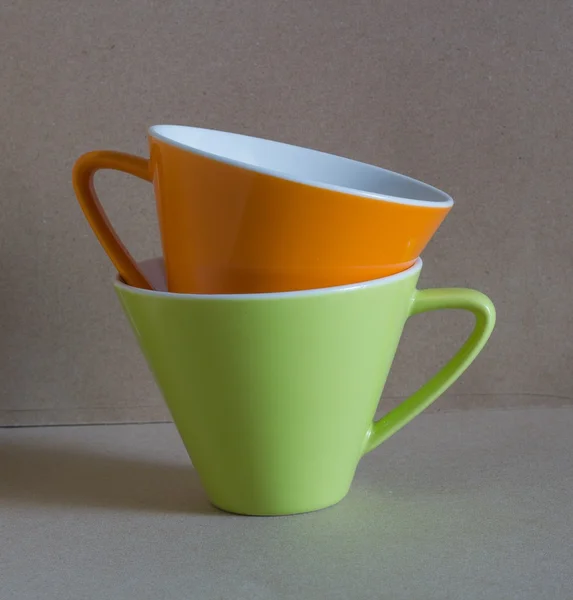 Tasse mit braunem Papphintergrund — Stockfoto