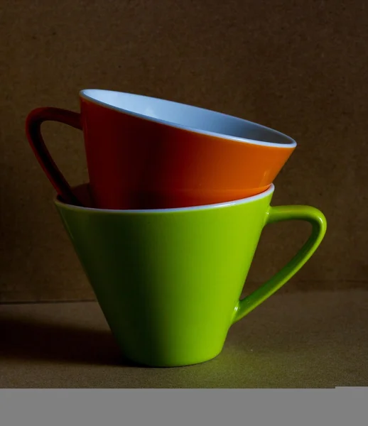 Чашка с коричневым картонным фоном — стоковое фото