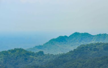 Chandranath Tepeleri Himalayalar 'dan ayrılan Himalayaların doğu kısmıdır..