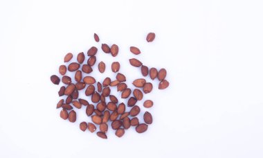 Yemek ve Sağlık Konsepti İçin Beyaz Arkaplanda Çiğ Fıstık Yığını.