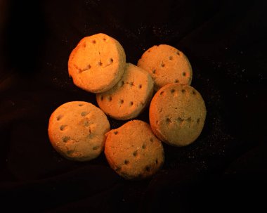 Koyu Arkaplanda Yuvarlak Kurabiye Grubu.