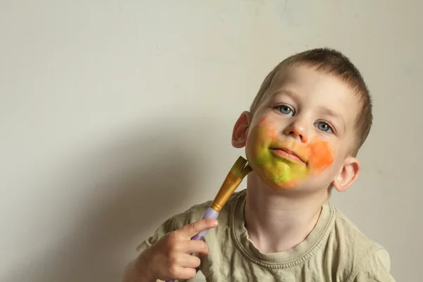 Child painting his face — Stock Photo, Image