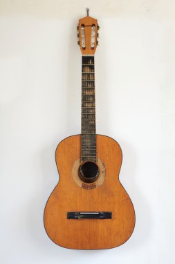 Duvardaki eski gitar.