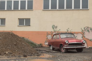 Klasik kırmızı araba