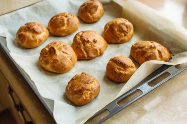 Kek tuttuğu bir tepsi