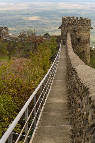 Sighnaghi, muralha da cidade velha, montanhas e vista para o Vale do Alazani — Fotografia de Stock