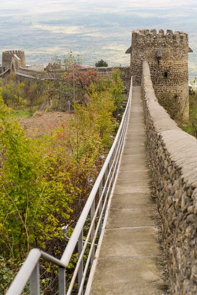 Sighnaghi, muralha da cidade velha, montanhas e vista para o Vale do Alazani — Fotografia de Stock