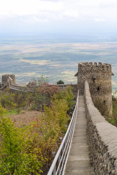 Sighnaghi, muralha da cidade velha, montanhas e vista para o Vale do Alazani — Fotografia de Stock