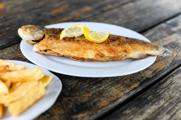 Kızarmış alabalık limon ve patates kızartması ile 