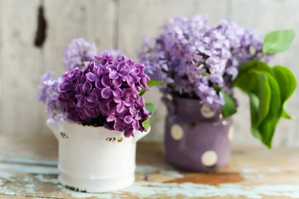 Dos tonos flores de color lila con nota de Buenos días —  Fotos de Stock