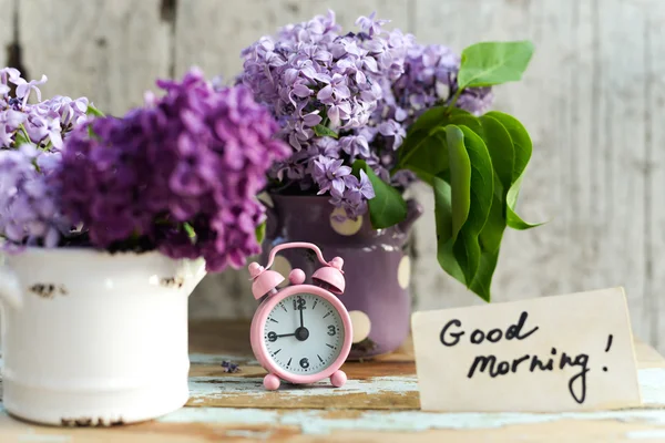 Dos tonos flores de color lila con nota de Buenos días — Foto de Stock