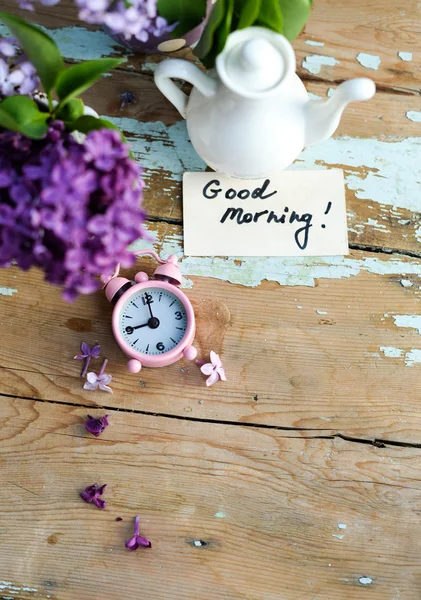 Dos tonos flores de color lila con nota de Buenos días —  Fotos de Stock