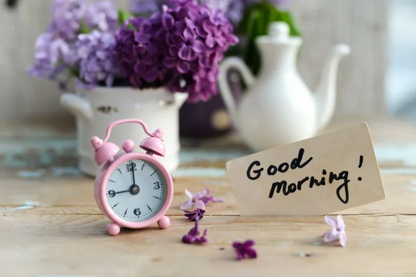 Dos tonos flores de color lila con nota de Buenos días — Foto de Stock