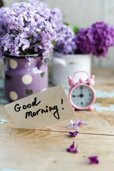 Dos tonos flores de color lila con nota de Buenos días —  Fotos de Stock