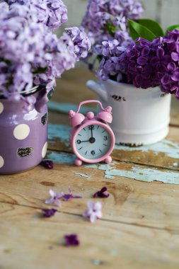 iki Eflatun çiçekler Günaydın Not ile sesi