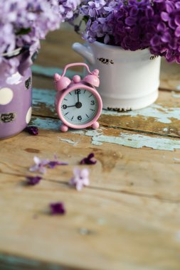 iki Eflatun çiçekler Günaydın Not ile sesi