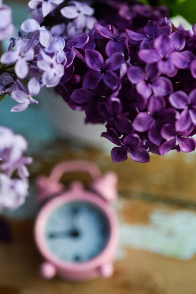 iki Eflatun çiçekler Günaydın Not ile sesi