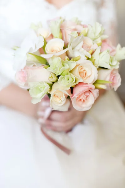 Détails de mariage avec des fleurs — Photo