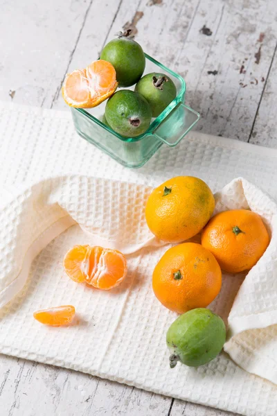 Natura morta con mandarini e feijoa frutta fresca — Foto Stock