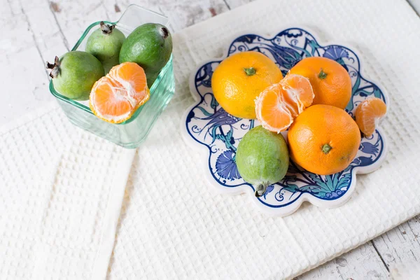 Natura morta con mandarini e feijoa frutta fresca — Foto Stock