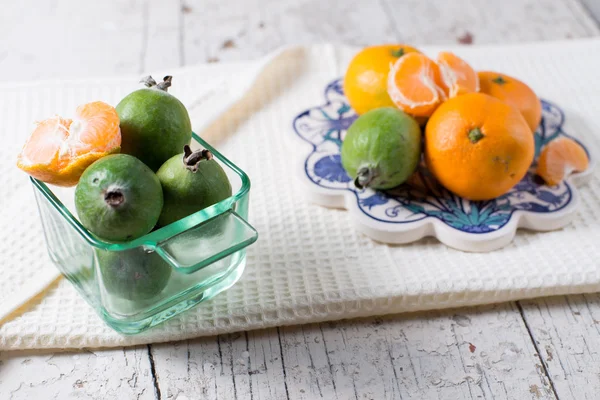 Natura morta con mandarini e feijoa frutta fresca — Foto Stock