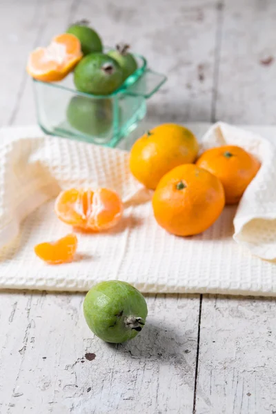 Natura morta con mandarini e feijoa frutta fresca — Foto Stock