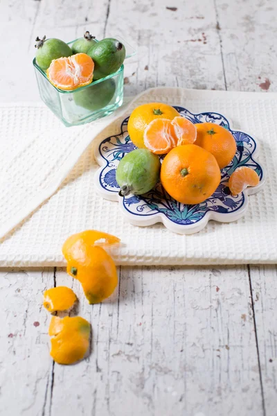 Nadal ife z mandarynki i feijoa świeżych owoców — Zdjęcie stockowe