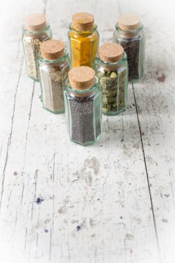 İdian baharat bir cam kavanoz izole