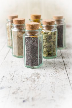 İdian baharat bir cam kavanoz izole