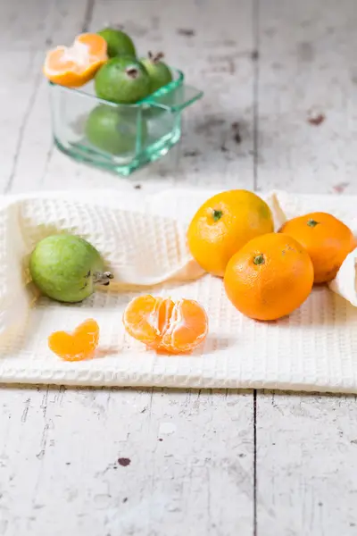 Stále ještě ife s mandarinky a feijoa čerstvého ovoce — Stock fotografie