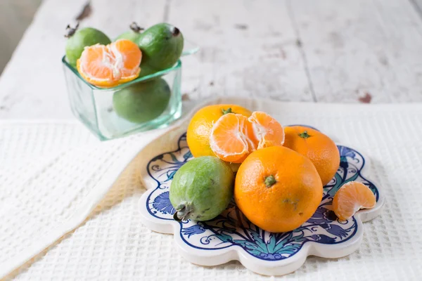 Natura morta con mandarini e feijoa frutta fresca — Foto Stock