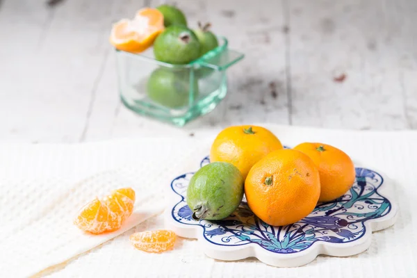 Nog steeds ife met mandarijnen en feijoa vers fruit — Stockfoto