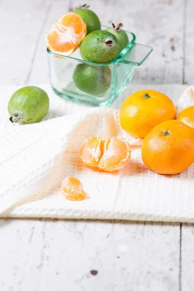 Nog steeds ife met mandarijnen en feijoa vers fruit — Stockfoto