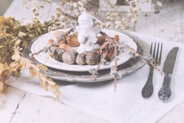 Noel dekorasyon tablo seferlerinde badem, çatal bıçak takımı ve oth ile