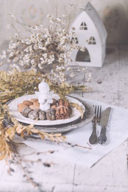 Noel dekorasyon tablo seferlerinde badem, çatal bıçak takımı ve oth ile