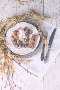 Noel dekorasyon tablo seferlerinde badem, çatal bıçak takımı ve oth ile