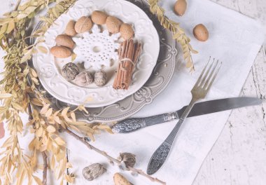 Noel dekorasyon tablo seferlerinde badem, çatal bıçak takımı ve oth ile