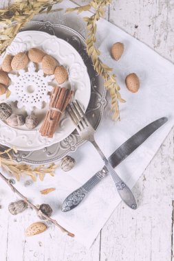 Noel dekorasyon tablo seferlerinde badem, çatal bıçak takımı ve oth ile