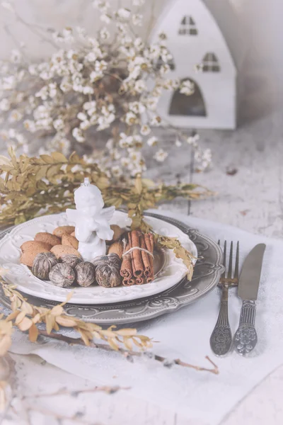 Vánoční dekorace stolu servisu s mandlemi, příbory a oth — Stock fotografie