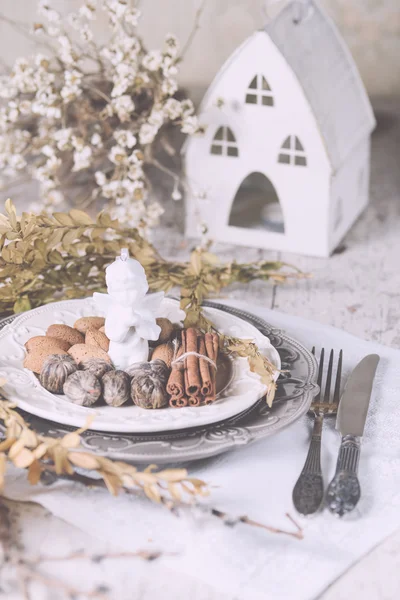 Noel dekorasyon tablo seferlerinde badem, çatal bıçak takımı ve oth ile