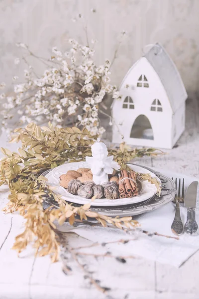 Noel dekorasyon tablo seferlerinde badem, çatal bıçak takımı ve oth ile