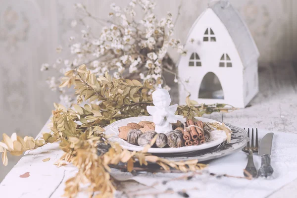 Noel dekorasyon tablo seferlerinde badem, çatal bıçak takımı ve oth ile