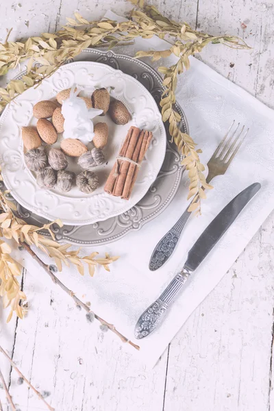 Meja dekorasi Natal disajikan dengan almond, sendok garpu dan oth — Stok Foto