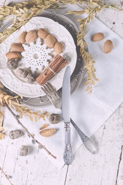 Noel dekorasyon tablo seferlerinde badem, çatal bıçak takımı ve oth ile