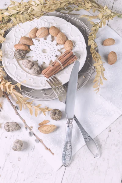 Meja dekorasi Natal disajikan dengan almond, sendok garpu dan oth — Stok Foto