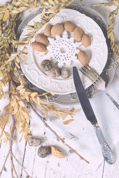 Meja dekorasi Natal disajikan dengan almond, sendok garpu dan oth — Stok Foto